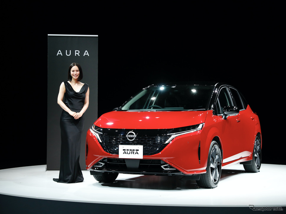 日産ノートオーラと、発表会ゲストの中谷美紀《写真提供 日産自動車》