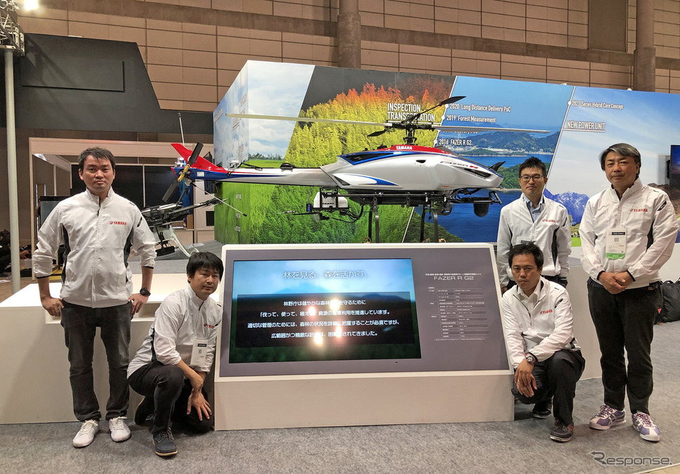 「第6回 Japan Drone」（6月14日〜16日）ヤマハ展示ブースにて。中央が森林計測に使われる無人ヘリ「FAZER R G2」《写真提供 ヤマハ発動機》
