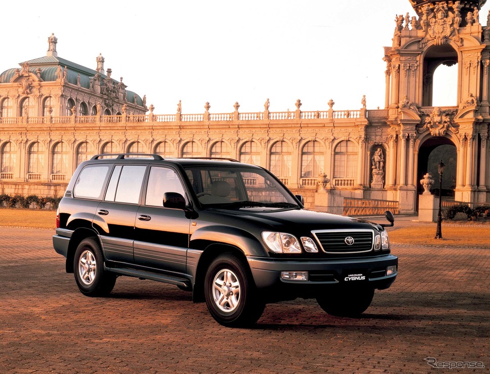1998年：ランドクルーザー・シグナス。100系（ステーションワゴン）の最上級仕様で、レクサスLXと兄弟車。《写真提供 トヨタ自動車》