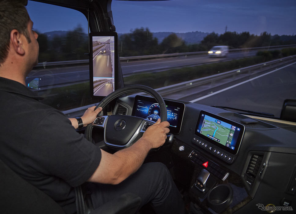 フルカラーのデジタルディスプレイとタッチスクリーンを採用したメルセデスベンツのトラック「アクトロス」《photo by Mercedes-benz》