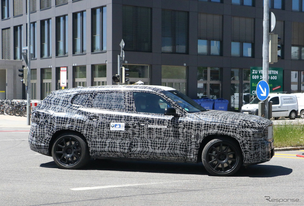BMWの新型クーペSUVのプロトタイプ。車名は「X8」か「XM」か（スクープ写真）《APOLLO NEWS SERVICE》