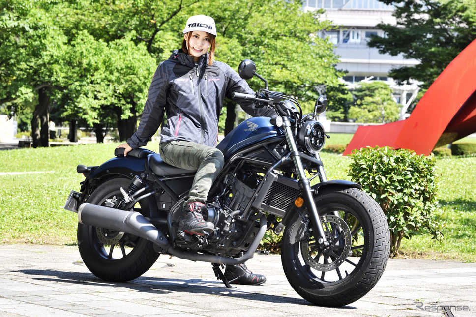ホンダ レブル250 と小鳥遊レイラ《写真撮影 雪岡直樹》