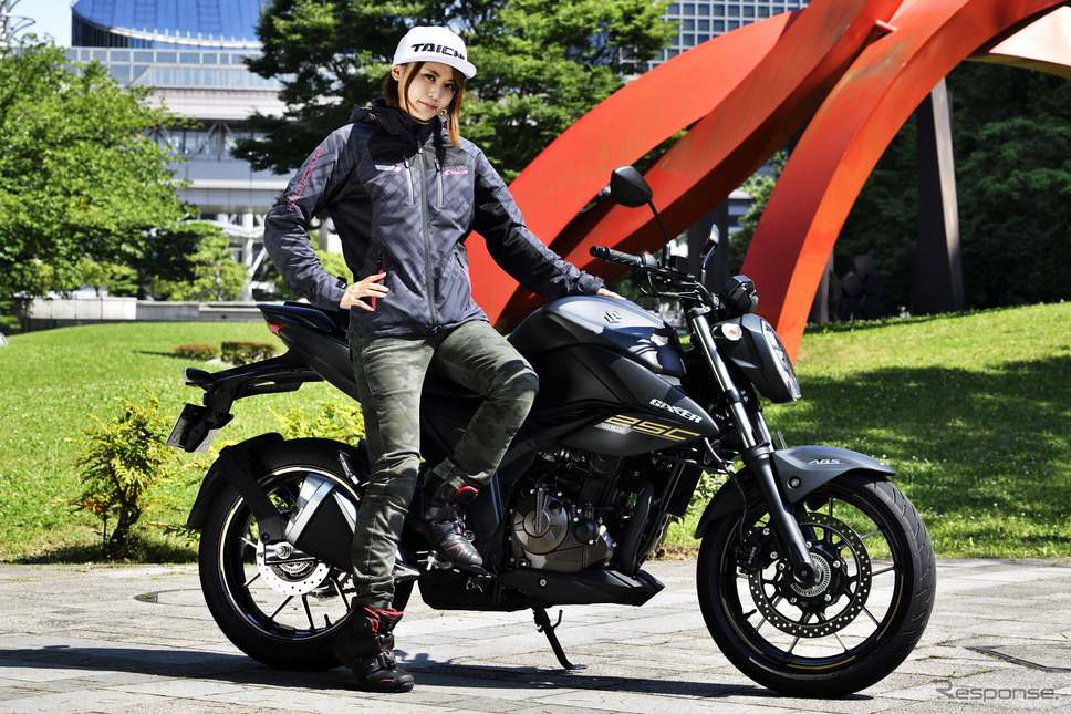 スズキ ジクサー250 と小鳥遊レイラ《写真撮影 雪岡直樹》