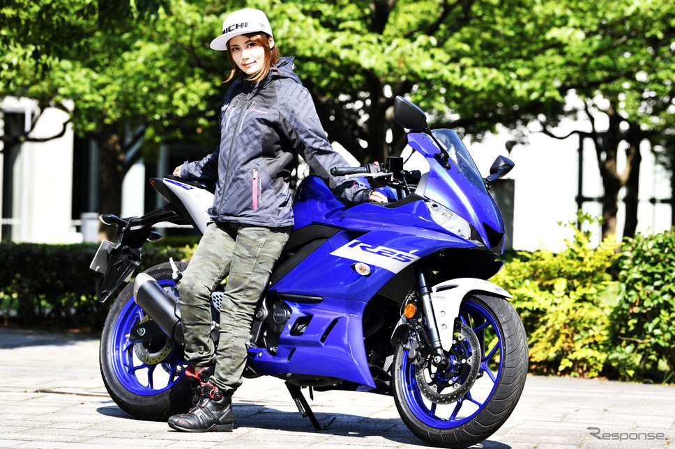 ヤマハ YZF-R25 と小鳥遊レイラ《写真撮影 雪岡直樹》