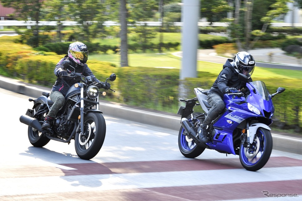 ホンダ レブル250(左)とヤマハ YZF-R25 (右)《写真撮影 雪岡直樹》
