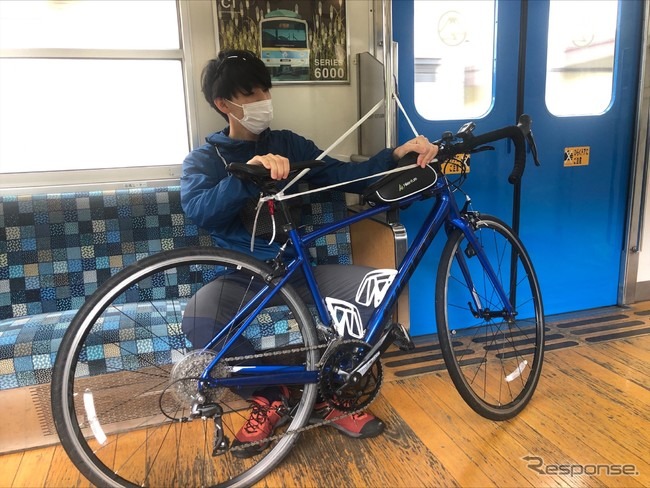 車内には固定具がないため、スタンドがない自転車はベルトなどで固定する。スタンド付き自転車の場合、自身で支える。持込みは1人1台まで。《写真提供 富士急行》