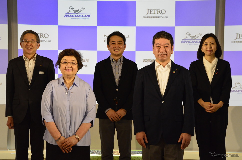 左から群馬県産業経済部の鬼形尚道部長、群馬積層造形プラットフォームの鈴木宏子代表幹事、ジェトロ群馬貿易情報センターの柴原友範所長、日本ミシュランタイヤの須藤元社長、同研究開発本部新規事業部の伊藤祥子部長《写真提供 群馬積層造形プラフォーム》