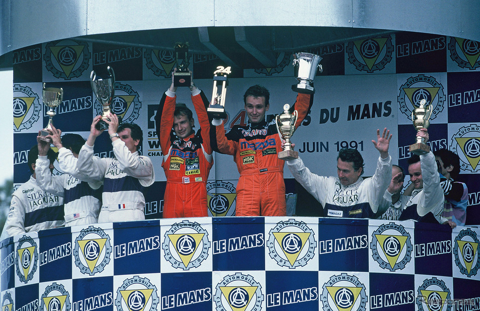 優勝して表彰台の中央に立った#55 マツダのバイドラーとガショー(写真は1991年)。《写真提供 MAZDA》
