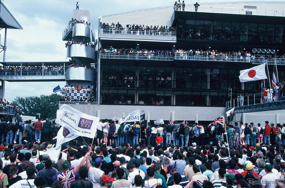 マツダの初優勝で歓喜に包まれた1991年のルマン。日の丸が誇らしげに存在を主張する。《写真提供 MAZDA》