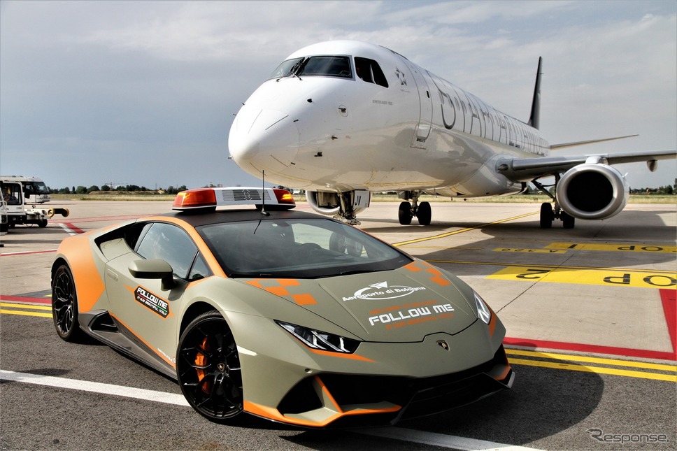 ランボルギーニ ウラカン Evo 航空機の誘導車に イタリア国際空港 E燃費 ランボルギーニ ウラカン Evo 航空機の誘導車に イタリア国際空港 E燃費