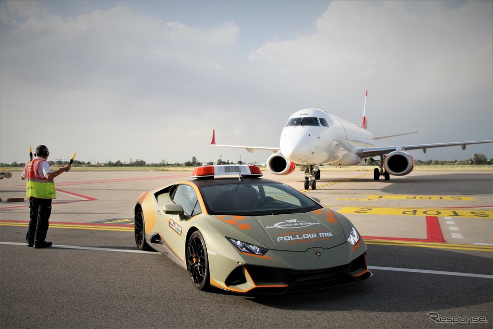 ランボルギーニ・ウラカン EVO の伊ボローニャ・ボルゴ・パニゴーレ国際空港の誘導車《photo by Lamborghini》