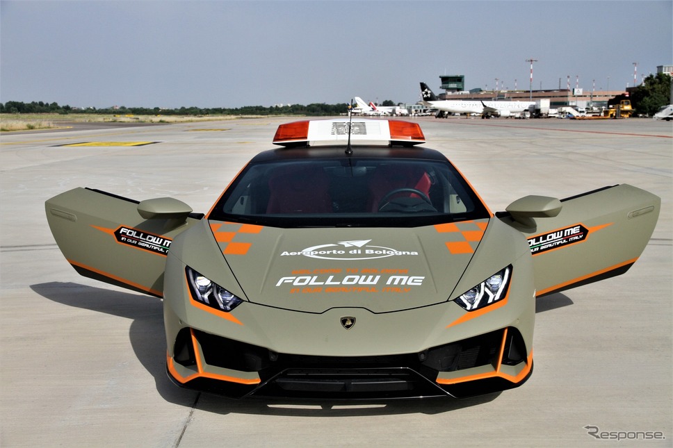 ランボルギーニ・ウラカン EVO の伊ボローニャ・ボルゴ・パニゴーレ国際空港の誘導車《photo by Lamborghini》