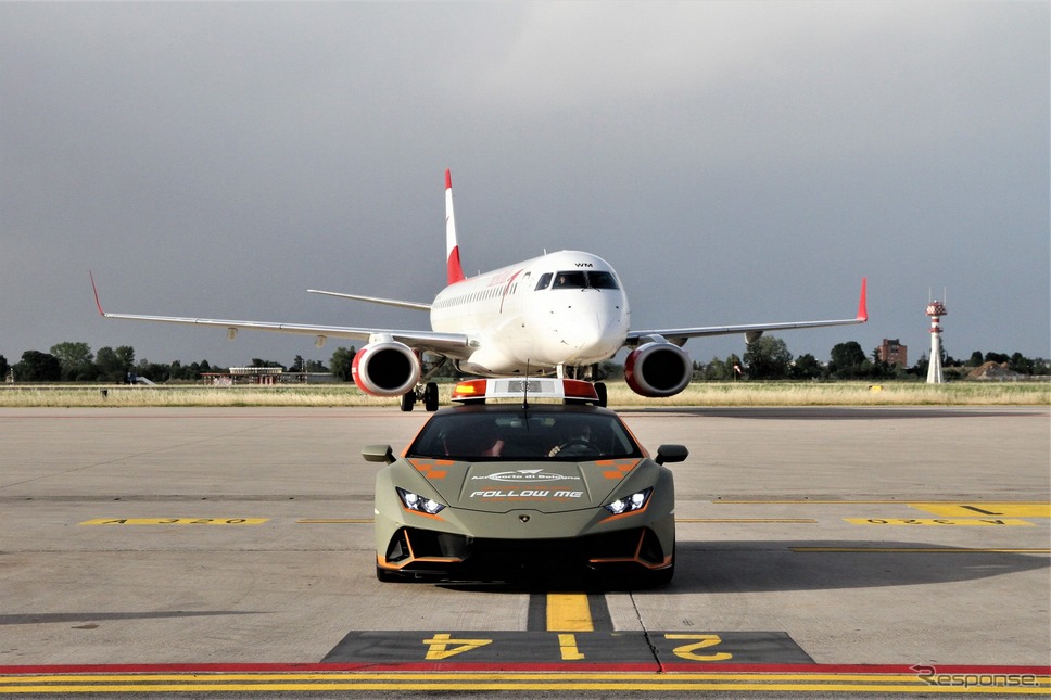 ランボルギーニ・ウラカン EVO の伊ボローニャ・ボルゴ・パニゴーレ国際空港の誘導車《photo by Lamborghini》