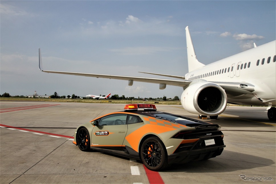 ランボルギーニ・ウラカン EVO の伊ボローニャ・ボルゴ・パニゴーレ国際空港の誘導車《photo by Lamborghini》