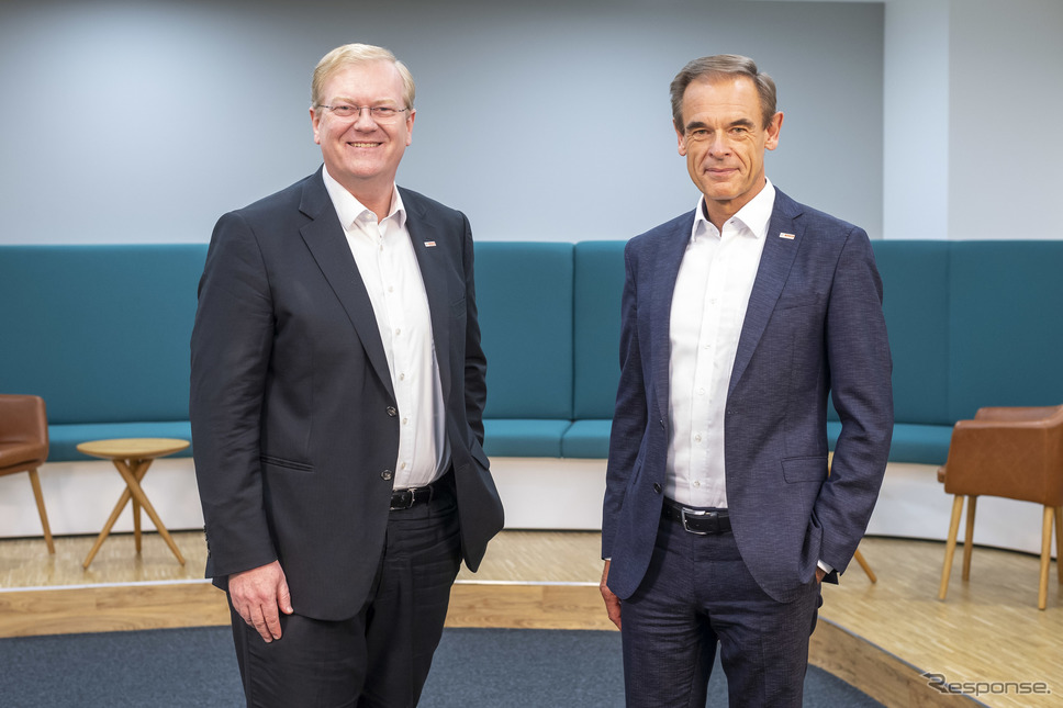 2022年1月1日付けでボッシュの新CEOに就任するシュテファン・ハルトゥング取締役。右はフォルクマル・デナー現CEO《photo by Bosch》