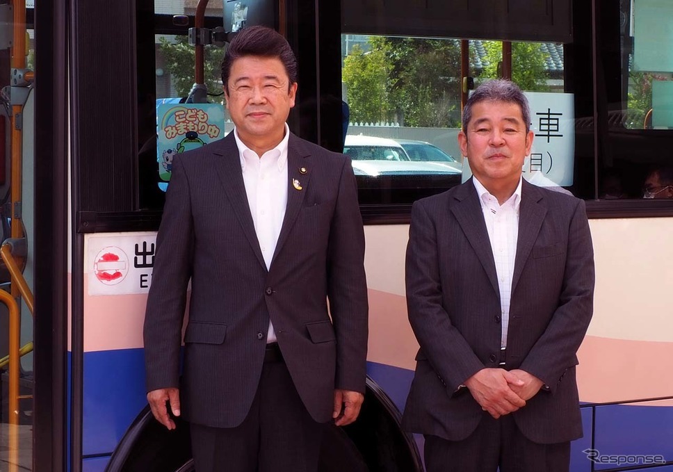 高萩市の大部勝規市長(左)と茨城交通の任田正史社長《写真撮影 会田肇》