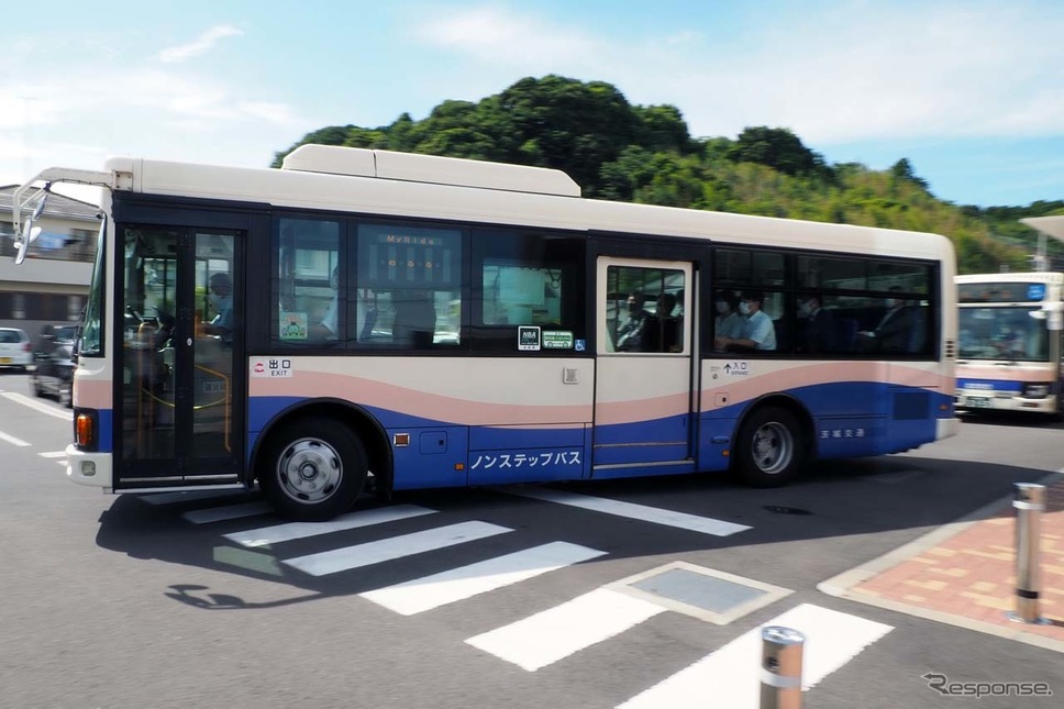 呼出型最適経路バス「MyRide のるる」実証運行の模様。バス自体は一般のノンステップバス《写真撮影 会田肇》
