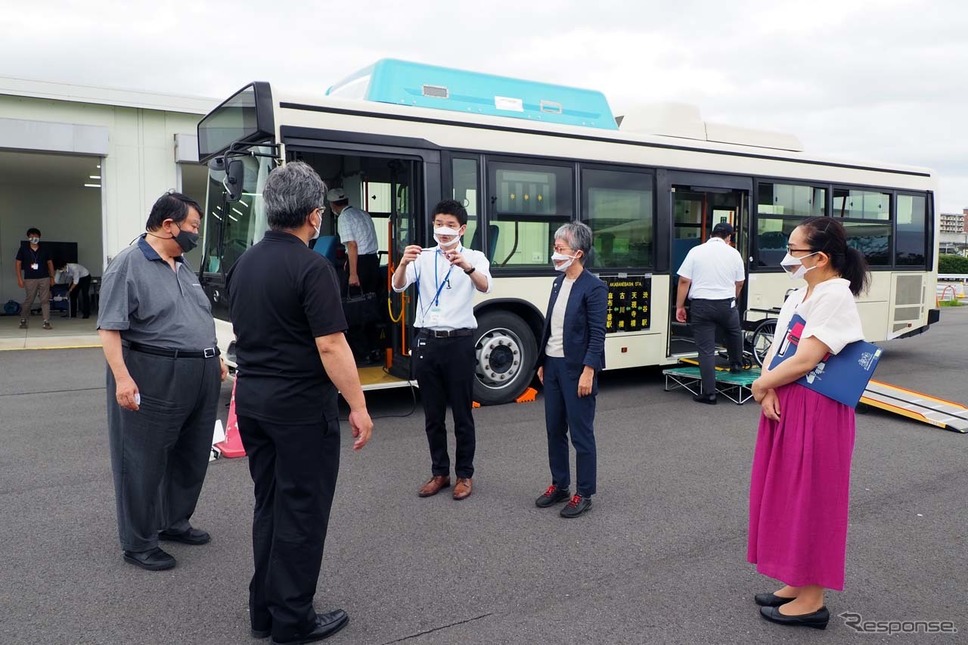 茨城県つくば市の日本自動車研究所において実施された交通制約者や専門家による評価会《写真撮影 会田肇》