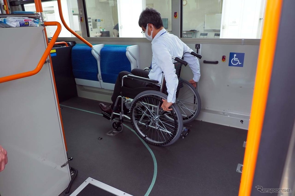 フロアにガイド戦を用意することで、車いすでの誘導を補助することにもなる《写真撮影 会田肇》