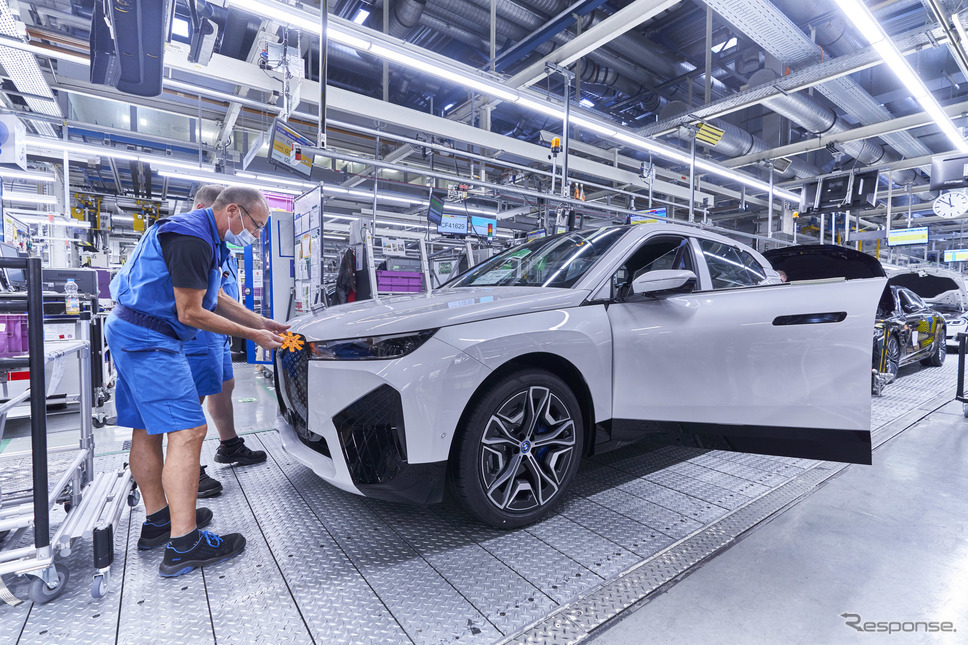 ドイツ・ディンゴルフィン工場で量産を開始したBMW iX《photo by BMW》