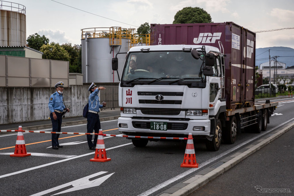 聖火リレーコース付近で迂回を指示されるトラック（6月24日、静岡県内）《Photo by Yuichi Yamazaki/Getty Images News/ゲッティイメージズ》
