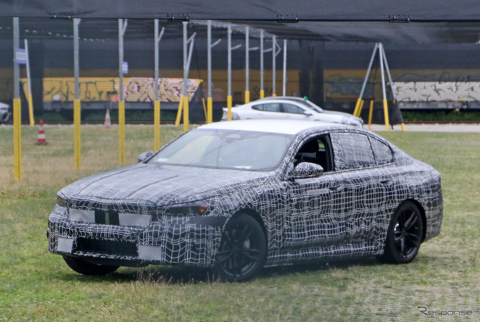 BMW 5シリーズ 次期型プロトタイプ。ボディサイドには「ハイブリッドテスト車」の文字が（スクープ写真）《APOLLO NEWS SERVICE》
