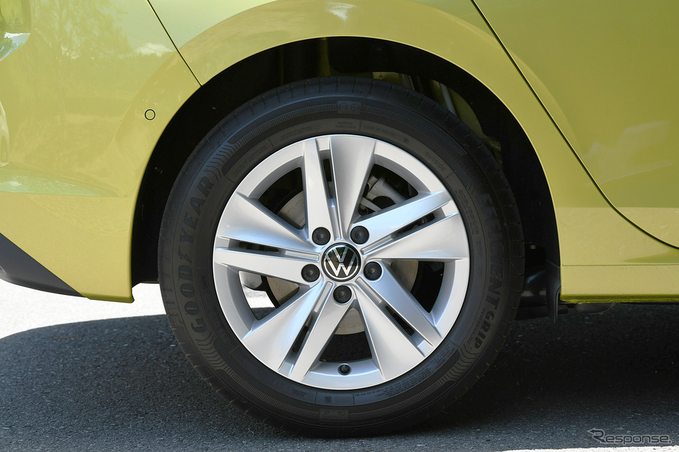 VW ゴルフ 新型「eTSI アクティブ」のリアタイヤ《写真撮影 中野英幸》