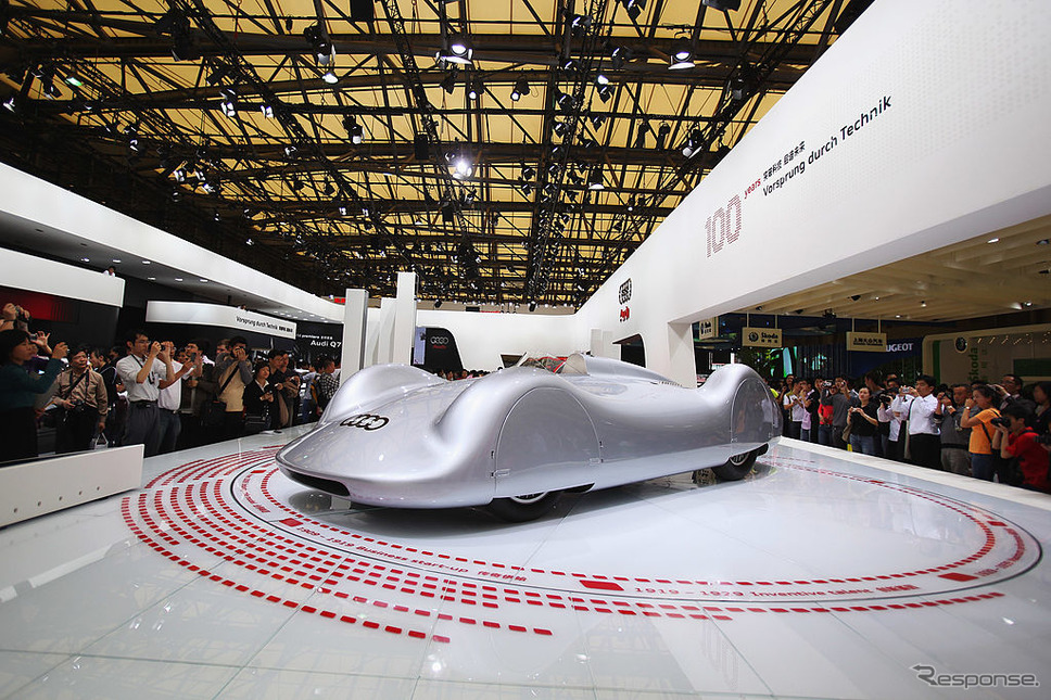 上海モーターショー2009:スタンドに「Vorsprung durch Technik」を掲示。《Photo by Feng Li/Getty Images News/ゲッティイメージズ》