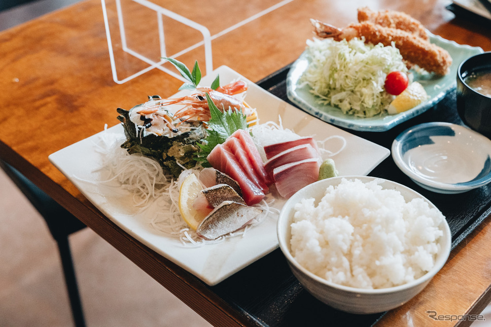 三崎港魚市場食堂での刺身定食《写真撮影 坂本貴史》