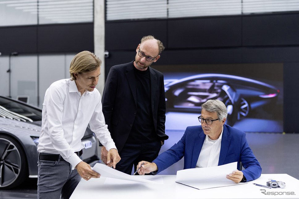 マーク・リヒテ氏(中央)とフィリップ・レーマース氏(左)、ノルベルト・ウェーバー氏(右)《photo by Audi》