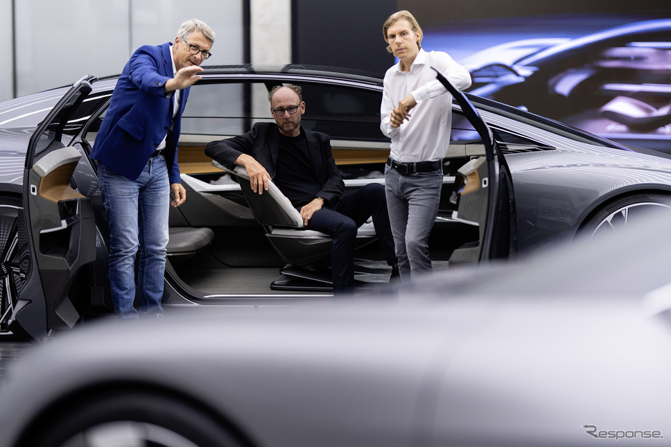 マーク・リヒテ氏(中央)とノルベルト・ウェーバー氏(左)、フィリップ・レーマース氏(右)《photo by Audi》