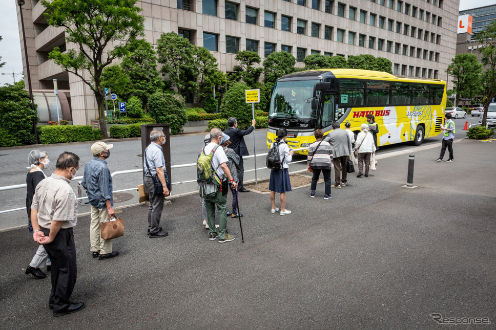 ワクチン接種会場へのはとバス(5月24日)《Photo by Yuichi Yamazaki/Getty Images News/ゲッティイメージズ》