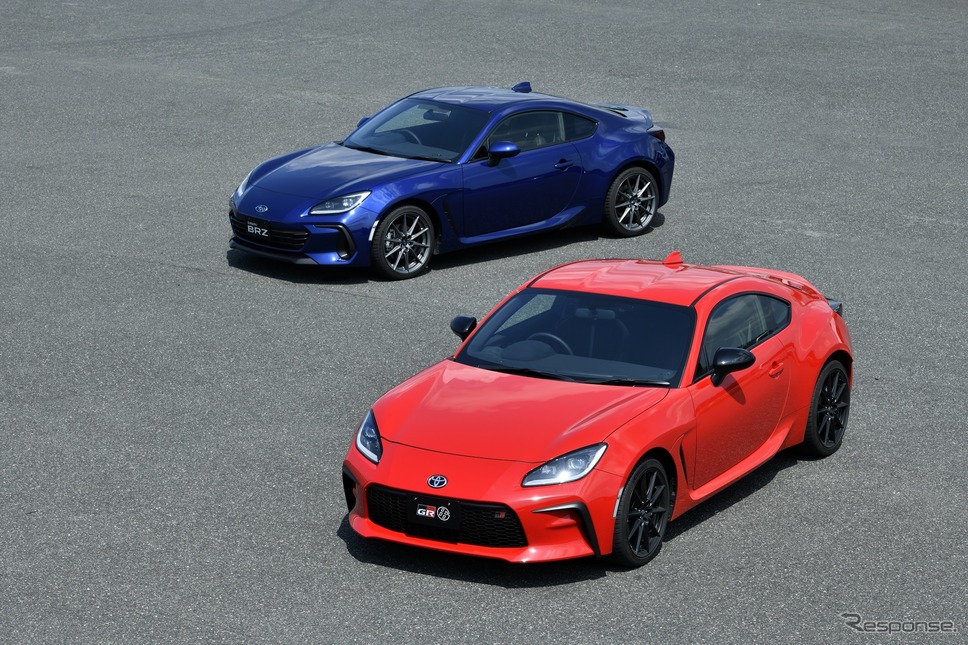 トヨタGR 86(赤)/ スバルBRZ新型(青)《写真提供 GAZOOレーシング / SUBARU》