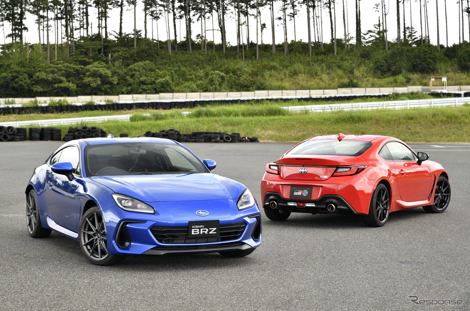 スバル BRZ 新型(青)とトヨタGR 86(赤)《写真撮影 雪岡直樹》