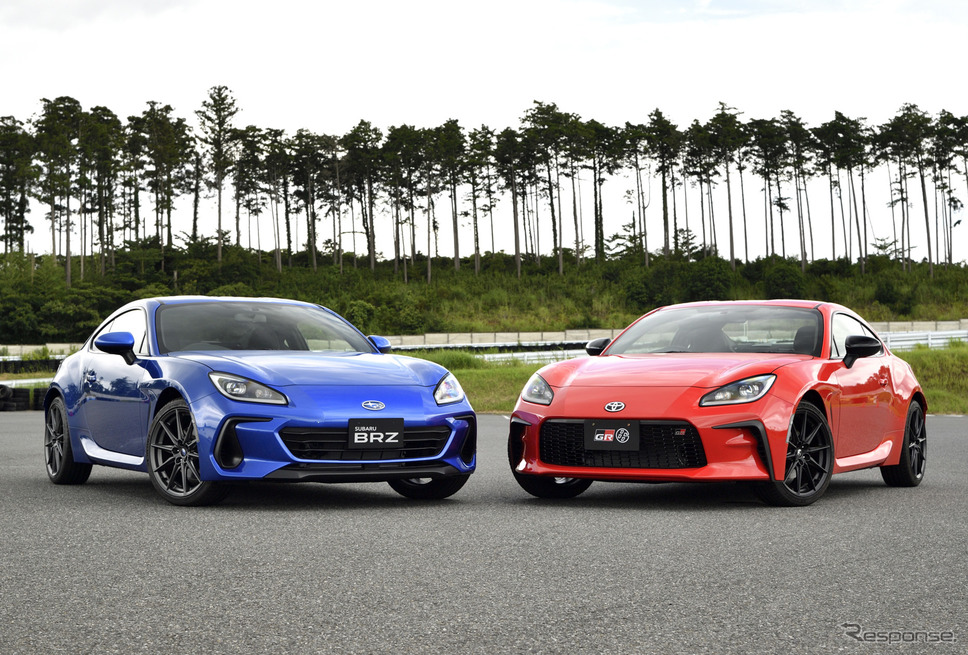スバル BRZ 新型(青)とトヨタGR 86(赤)《写真撮影 雪岡直樹》