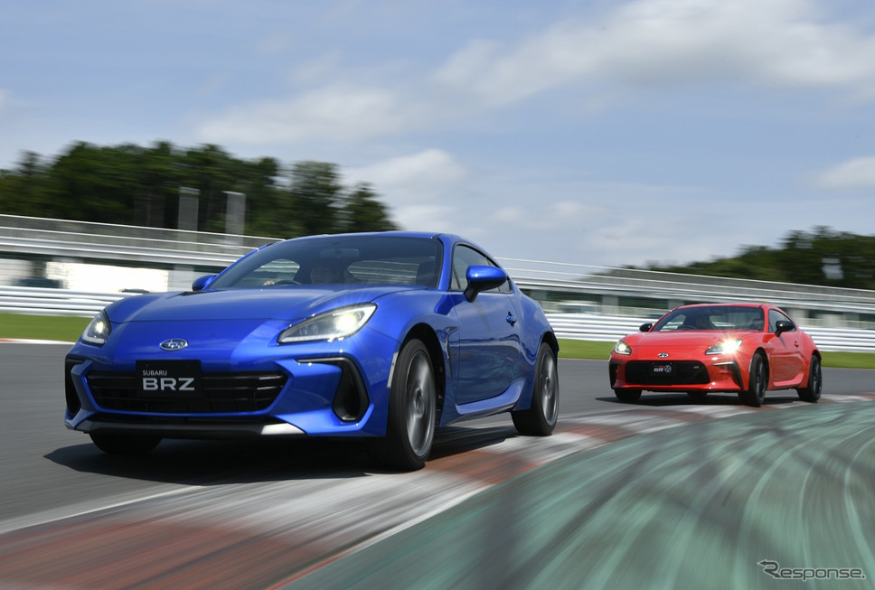 トヨタGR 86(赤)/ スバルBRZ新型(青)《写真提供 GAZOOレーシング / SUBARU》