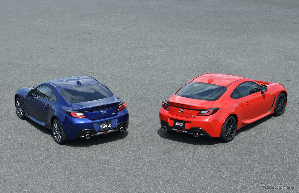 トヨタGR 86(赤)/ スバルBRZ新型(青)《写真提供 GAZOOレーシング / SUBARU》
