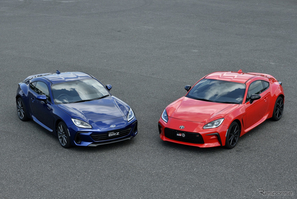 トヨタGR 86(赤)/ スバルBRZ新型(青)《写真提供 GAZOOレーシング / SUBARU》