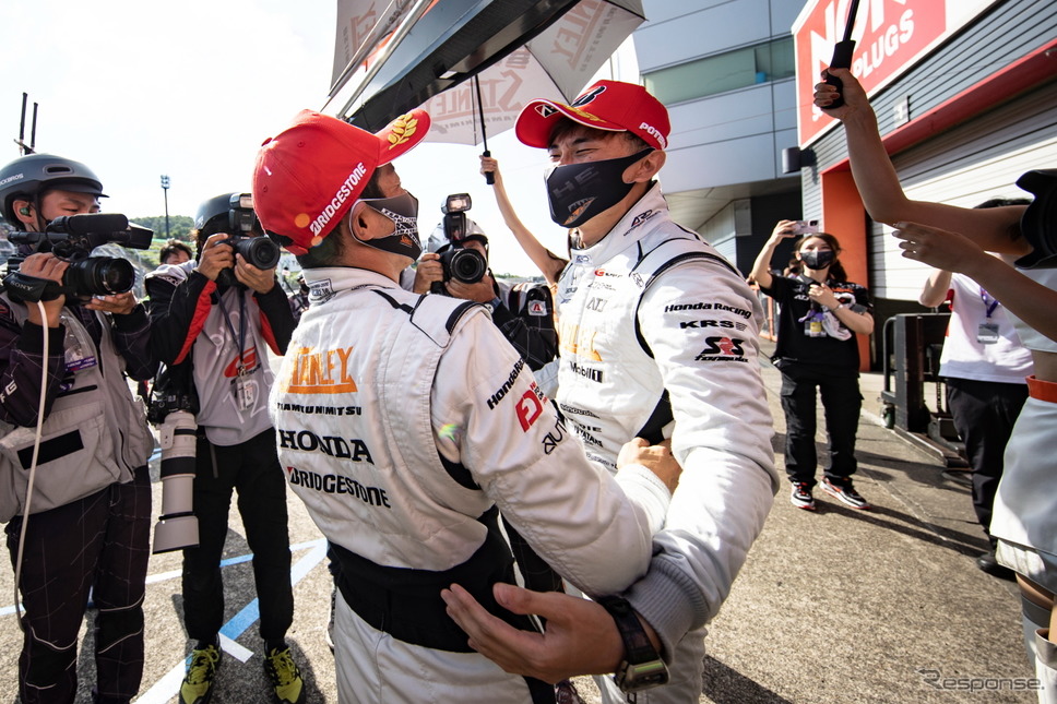 GT500クラス予選トップの山本尚貴(中央左)と牧野任祐(中央右)《撮影 益田和久》
