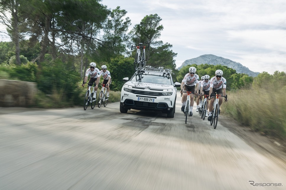 アージェードゥーゼル・シトロエン・チームとチームカーのC5 エアクロスSUV プラグインハイブリッド《写真提供 グループPSAジャパン》