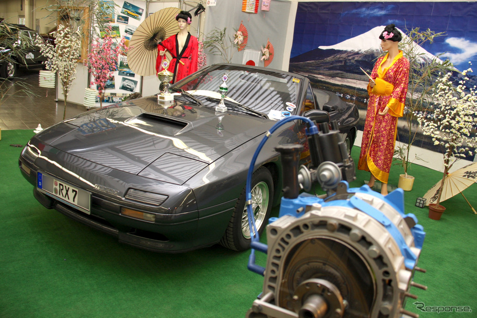 エッセン・テヒノクラシカ2010でロータリー・ドライブRX7クラブ・ヨーロッパが展示した2代目RX-7