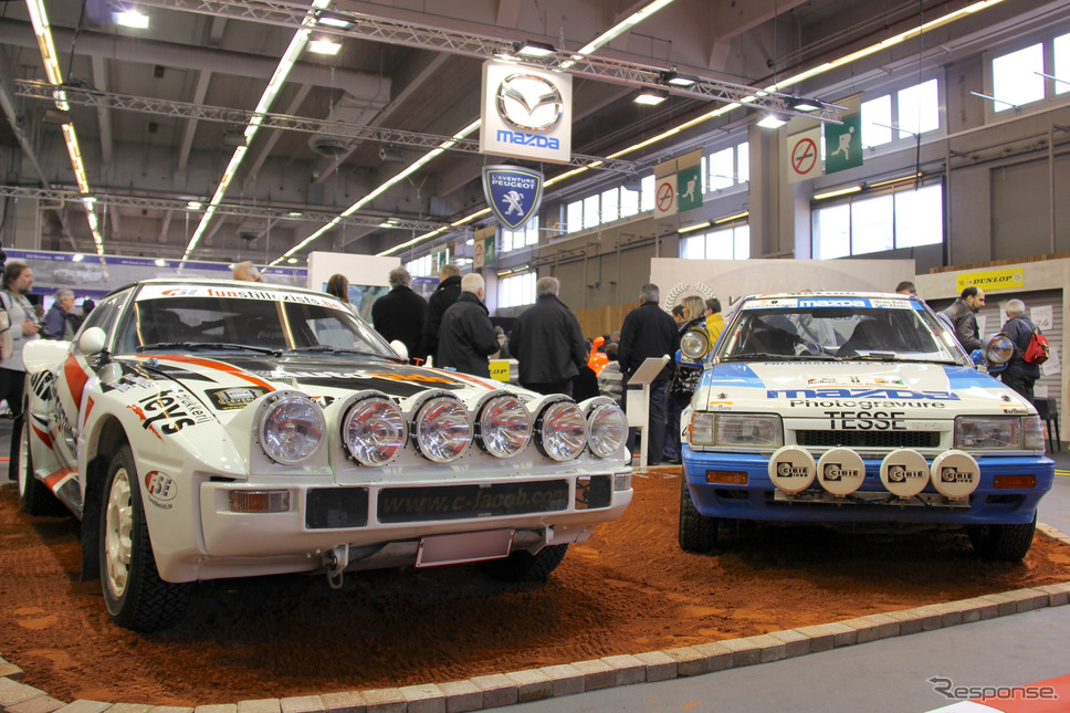 1984年マツダRX-7グループBと1988年マツダ323 4WDグループN。パリ・レトロモビル2011で