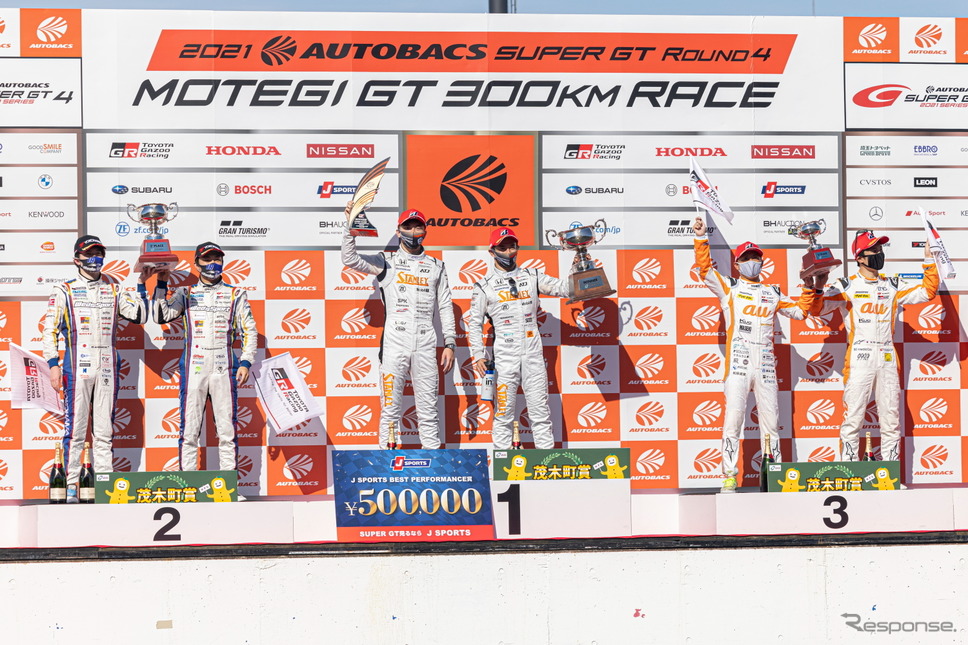 GT500クラス表彰式《撮影 益田和久》