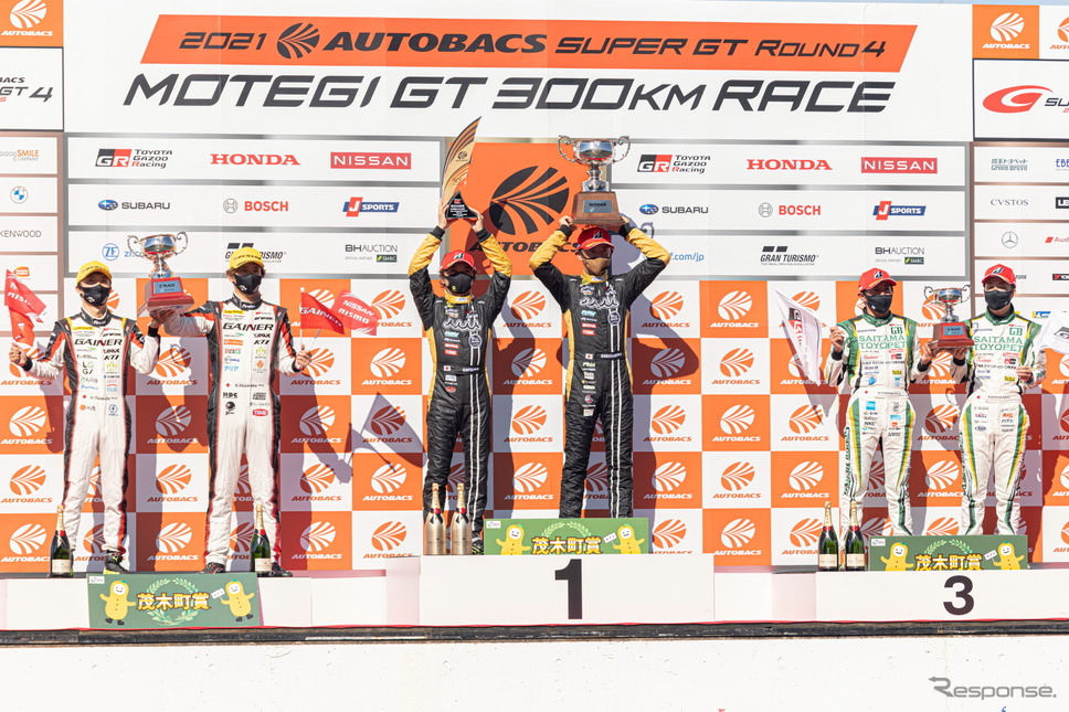 GT300クラス表彰式《撮影 益田和久》
