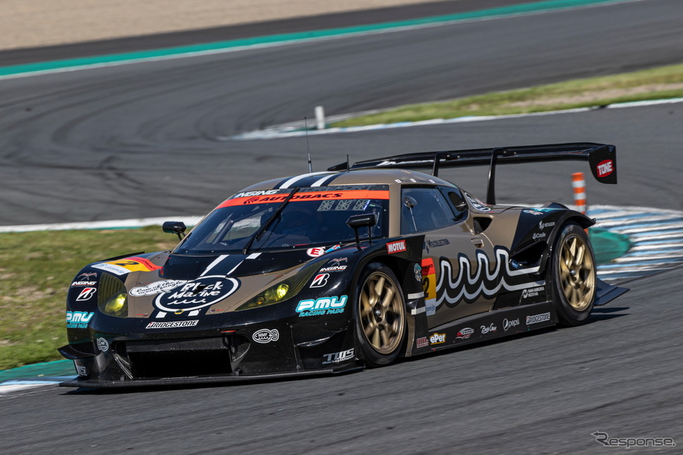 GT300クラスで優勝した#2 muta Racing Lotus MC（加藤寛規／阪口良平）《撮影 益田和久》