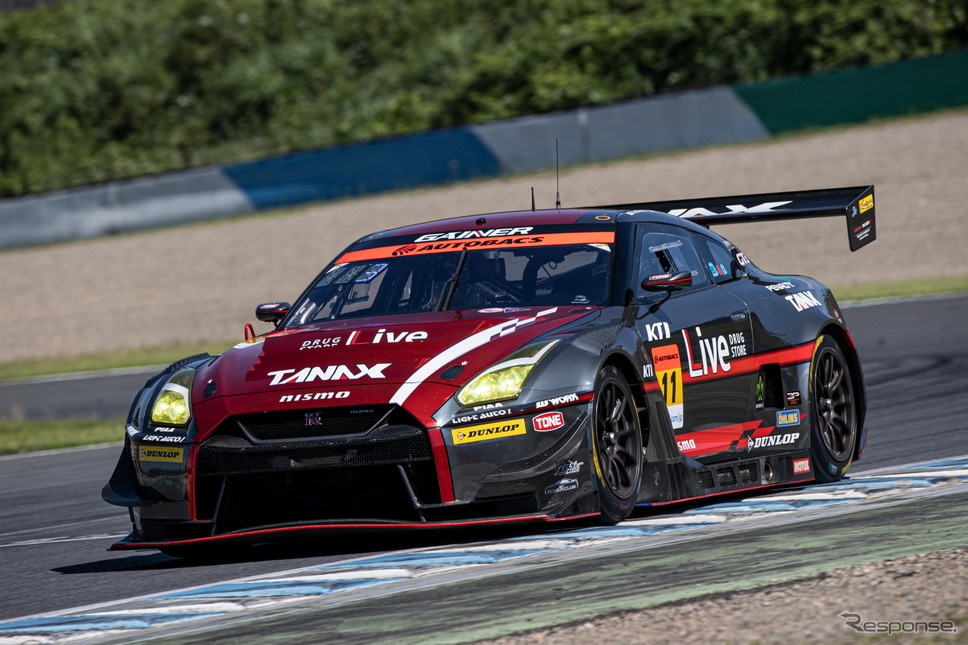 GT300クラス2位の#11 GAINER TANAX GT-R（平中克幸／安田裕信）《撮影 益田和久》