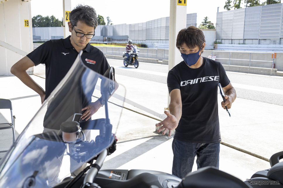 北村悠主査（左）と鈴木大五郎氏《写真撮影 郡大二郎》