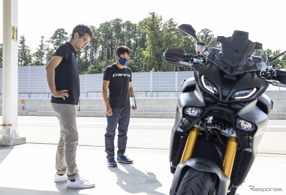 北村悠主査(左)と鈴木大五郎氏《写真撮影 郡大二郎》