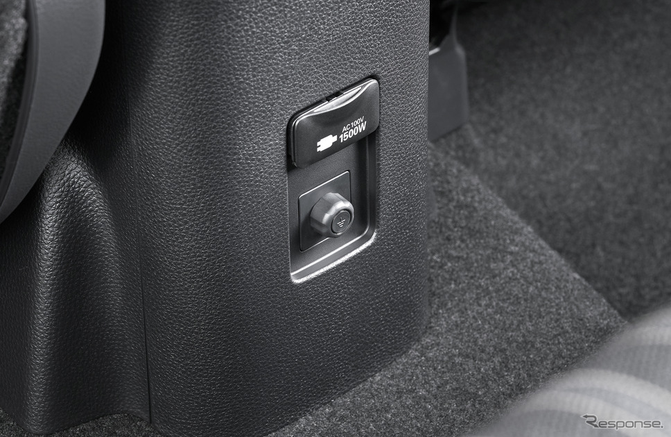 トヨタ アクア 新型、アクセサリーコンセント(AC100V・1500W/非常時給電システム付)※写真はZ(2WD)《写真提供 トヨタ自動車》