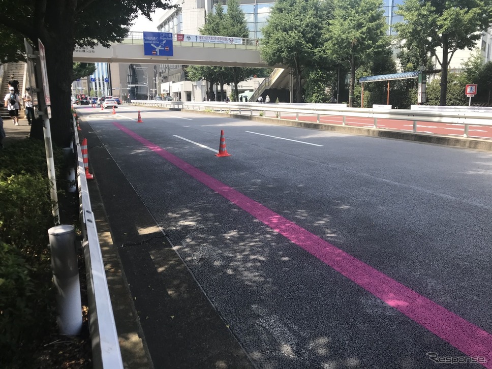 東京・国立競技場近くに設置された関係車両専用レーン《写真撮影 高木啓》